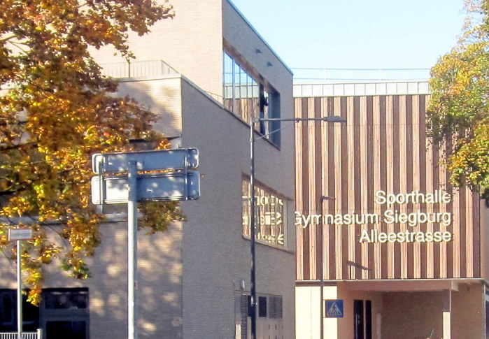 Datei:Sporthalle Gymnasium Siegburg Alleestrasse IMG 3984.jpg