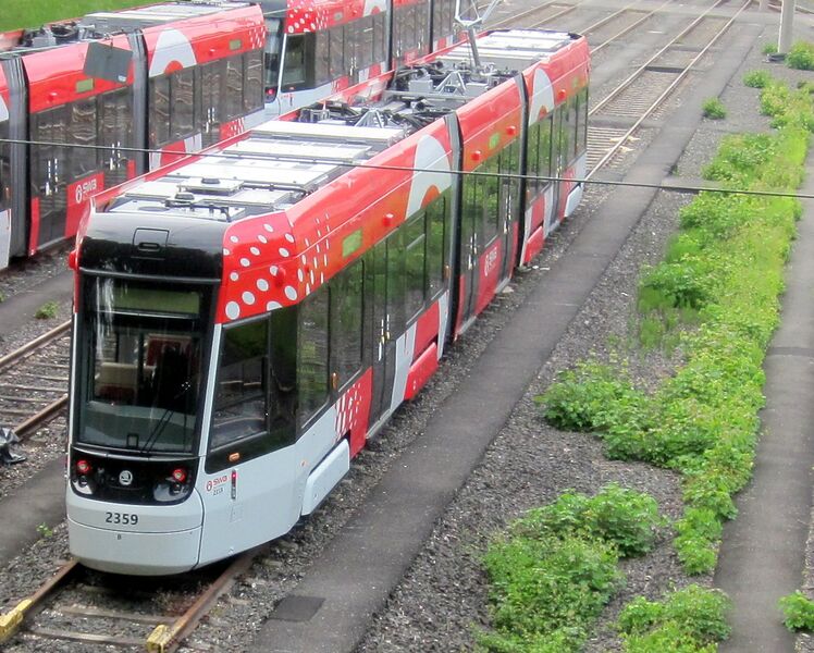 Datei:Niederflur-Straßenbahnen in Beuel IMG 1610.JPG
