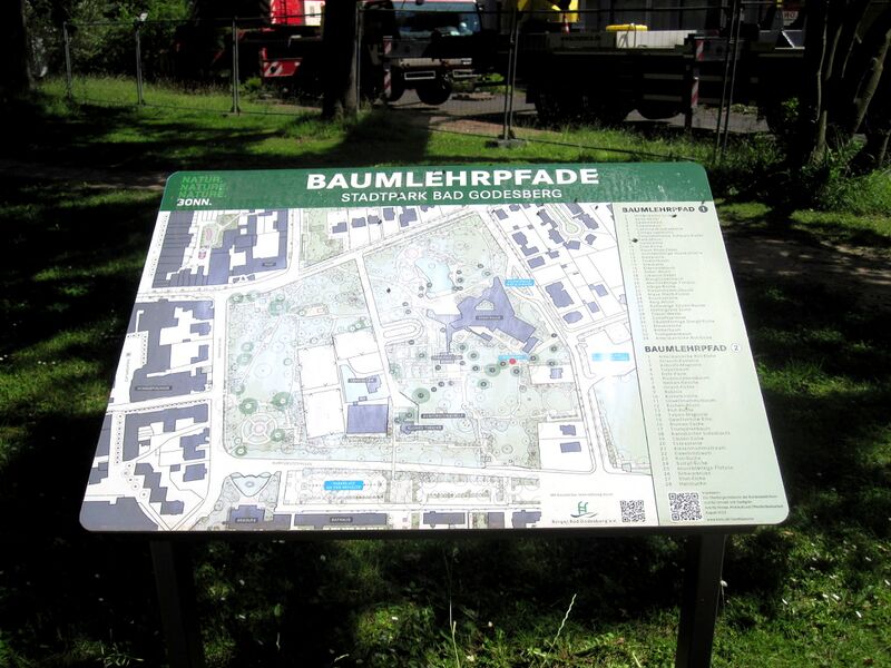Datei:Hinweis Baumlehrpfade IMG 3337.jpg