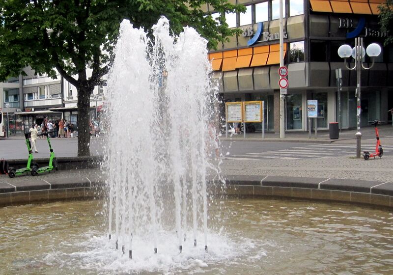 Datei:Springbrunnen Kaiserplatz IMG 3632.jpg