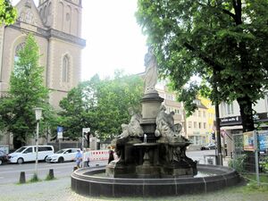 Christusbrunnen am Stiftsplatz IMG 1019.jpg