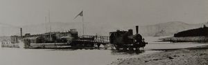 Eine Fährponte mit Wagen und Lokomotive am Bonner Rheinufer um 1900. Foto: Stadtarchiv Bonn.
