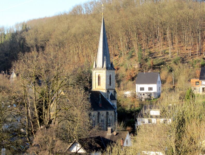 Datei:Blick zur eevangelischen Kirche in Herchen IMG 0092.jpg