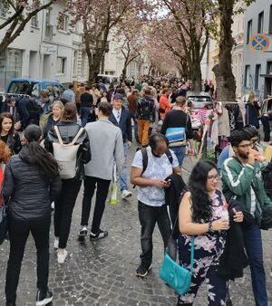 Straßenleben in der Heerstraße: Altstadt-Flohmarkt zur Kirschblüte 2023