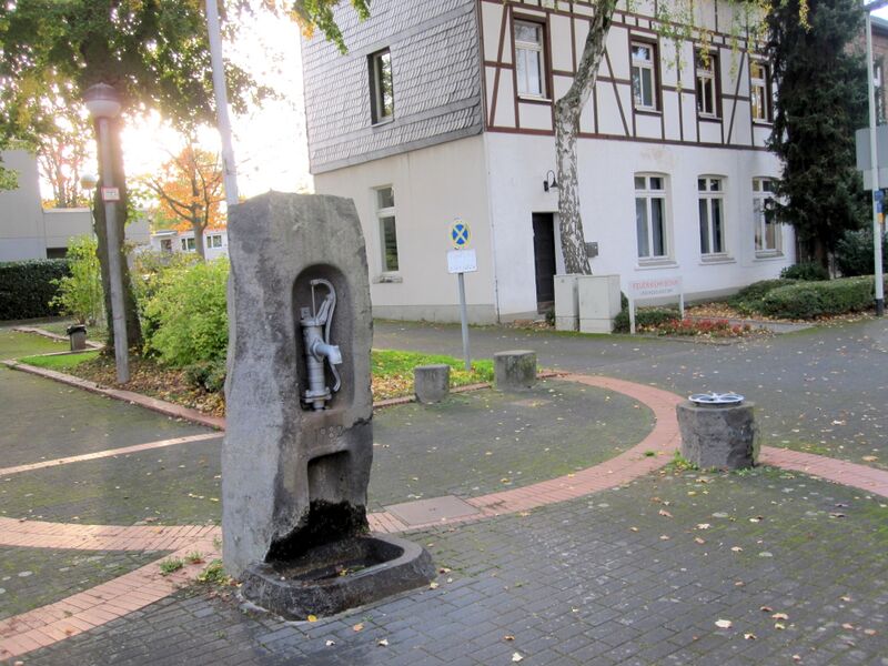 Datei:Brunnen am Antoniusplatz Niederholtorf IMG 0004.jpg
