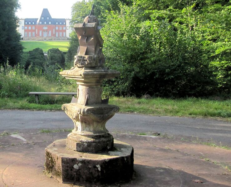 Datei:Sonnenuhr an Schloss Birlinghoven IMG 2273.jpg