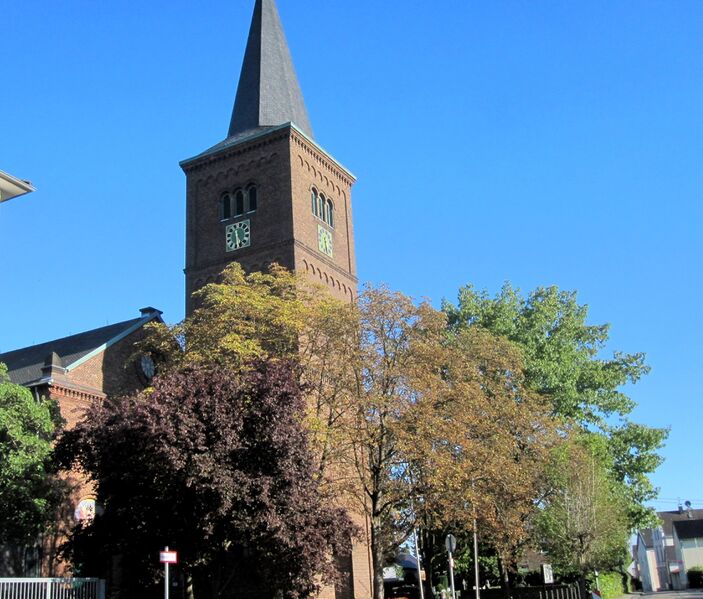 Datei:Blick zur Kirche in Rheidt IMG 2585.jpg