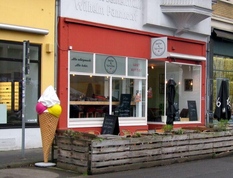 Datei:Becher und Hörnchen IMG 0495.jpg