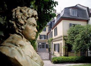 Beethoven haus garten mit buste.jpg