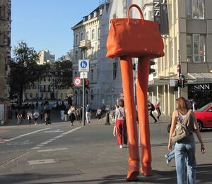Skulptur „Walking Bag“ von Erwin Wurm in Bonn IMG 0180.jpg