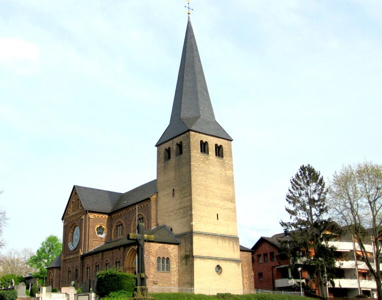 Datei:Blick zur Kirche Sankt Matthäus Niederkassel IMG 0056.jpg