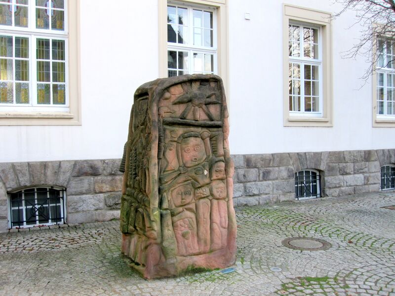 Datei:Skulptur G Vetere Rathaus Hennef IMG 0136.jpg