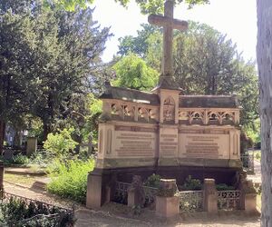 Grabstätte Kaufmann 1233.jpg