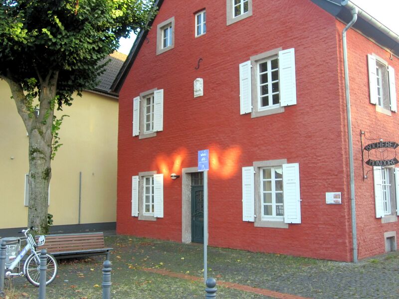 Datei:Ehem Domdechantenhof Mondorf IMG 2653.jpg