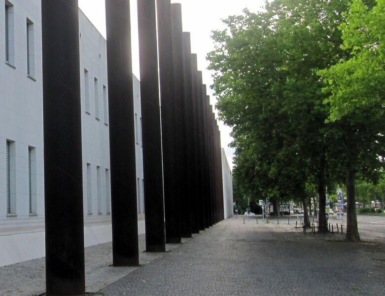 Datei:Säulen an der Bundeskunsthalle IMG 1853.jpg