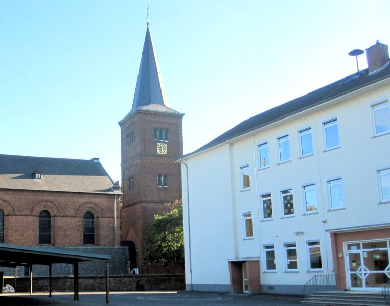 Datei:Kirche und Schule in Rheidt IMG 2589.jpg