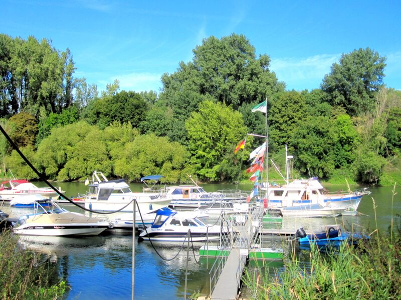 Datei:Bootsanleger am Herseler Werth IMG 2429.jpg