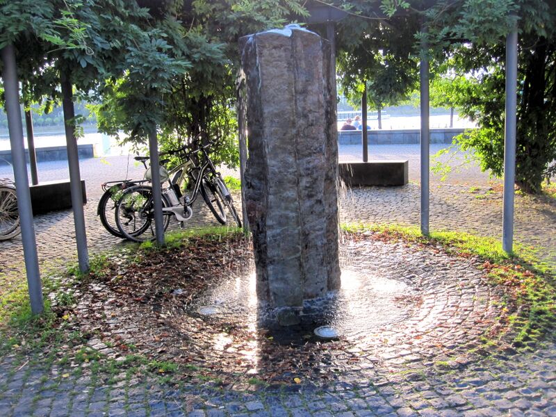 Datei:Brunnen am Beuelerr Rheinufer IMG 0037.jpg